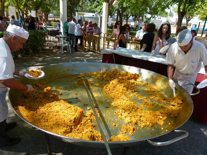 Centenares de personas celebran la fiesta local de Manzanares con una paella popular