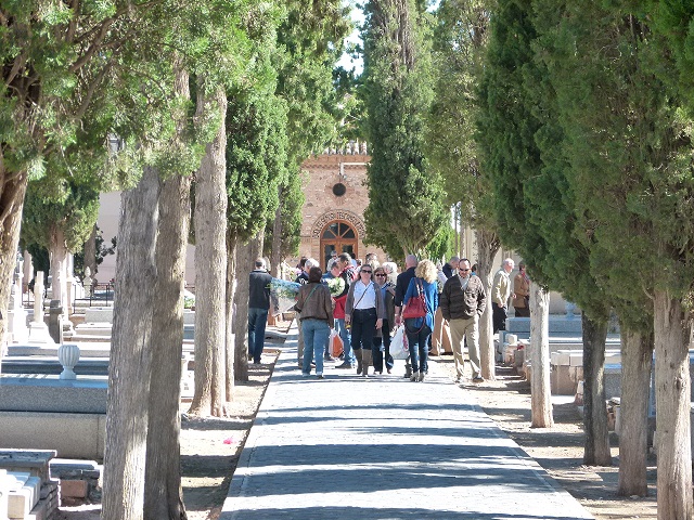 Horario ininterrumpido en el cementerio de Manzanares con motivo del Día de Todos los Santos