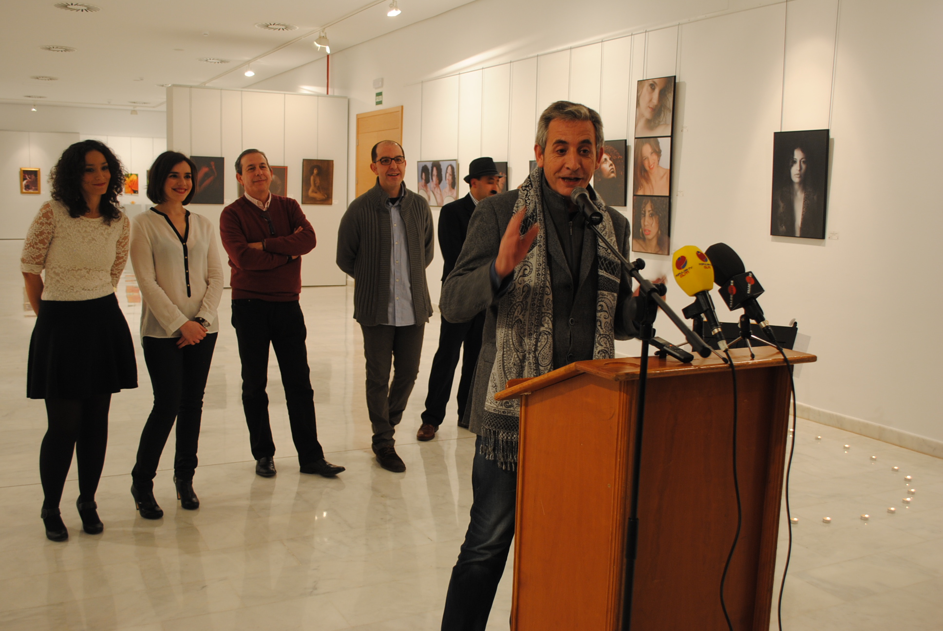 El alcalde inauguró en La Confianza la exposición fotográfica de “Group of artists” – Valdepeñas