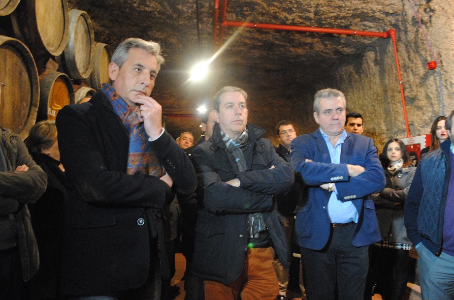El alcalde visitó la cueva de la histórica Bodega Los Llanos, que abre sus puertas