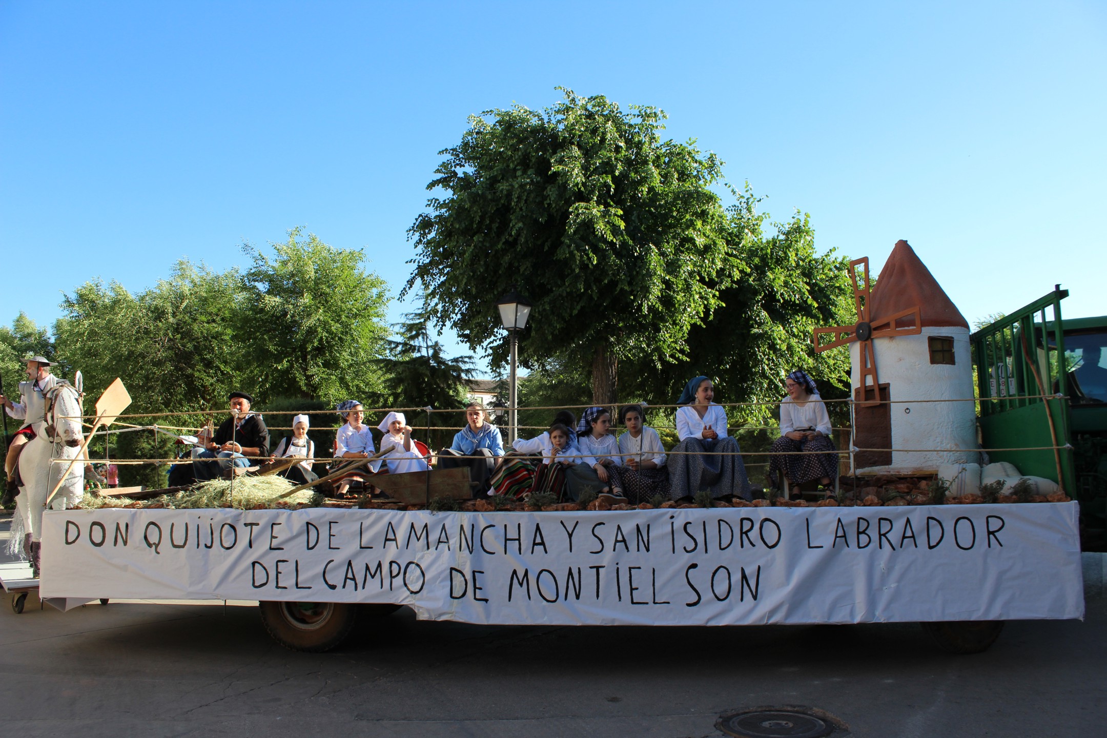 Carrozas, yuntas y tractores acompañan a San Isidro en procesión en Villanueva de los Infantes