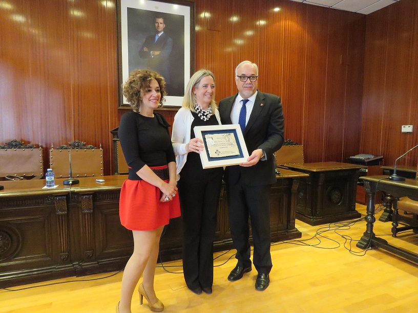 El ayuntamiento otorga una placa a la manzanareña Otilia Romero de Condés en reconocimiento a su Premio Internacional de Castilla La Mancha a la Igualdad de Género