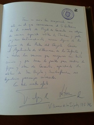 El Rey Felipe VI escribe en el libro de visitas del Ayuntamiento
