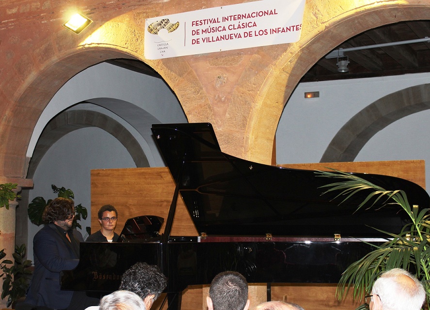 Público entregado en el Concierto Inaugural del IX Festival Internacional de Música Clásica ante el virtuosismo de Ambrosio Valero