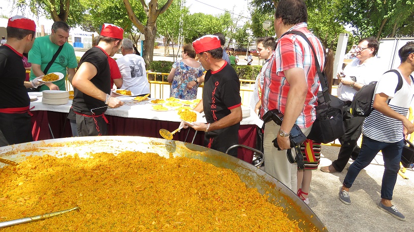 Más de 150 kilos de arroz se cocinaron en la Paella Popular que degustaron más de 1500 personas en Manzanares