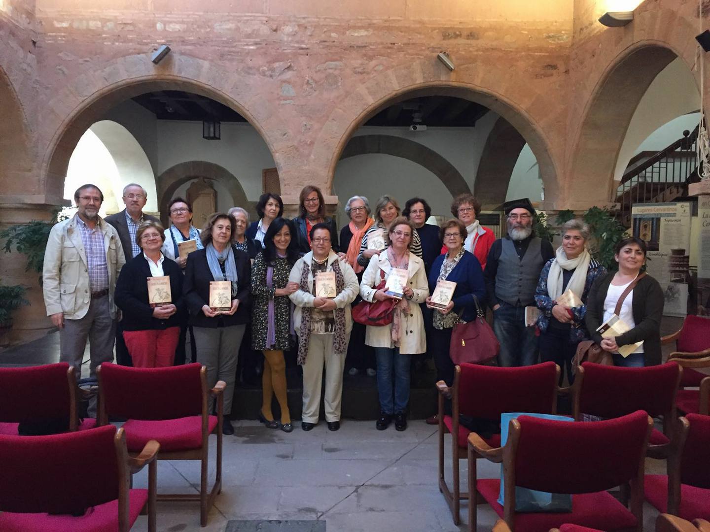 La escritora Pepa Serrano Valverde mantiene un encuentro con sus lectores en Villanueva de los Infantes