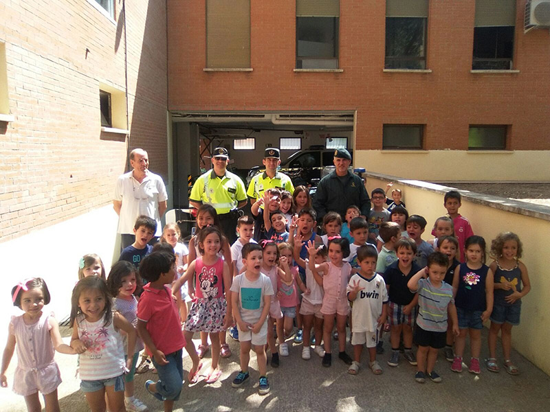 Niños y niñas de la Ludoteca conocen el trabajo que realiza la Guardia Civil