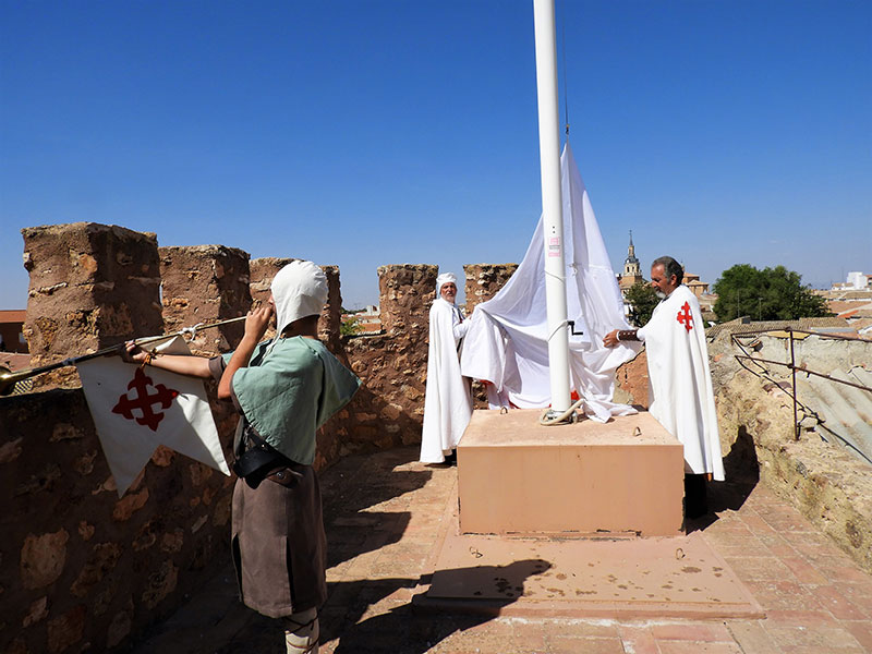 El izado de la bandera Calatrava en el Castillo anuncia las VI Jornadas “Manzanares Medieval”