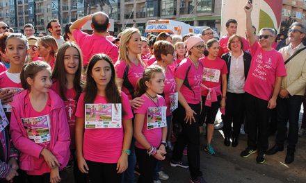 Cerca de 1.000 personas se han sumado en Valdepeñas a la “marea rosa” contra el cáncer de mama