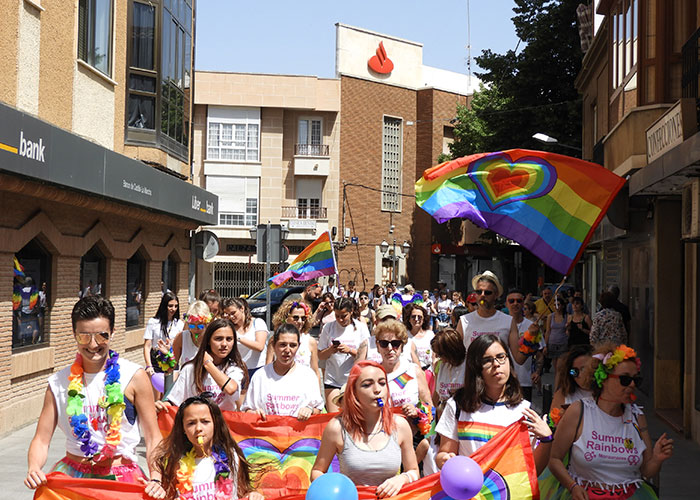 La Summer Rainbows colorea Manzanares a favor de los derechos LGTBI