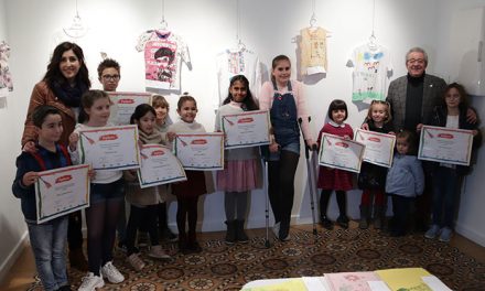 Los niños y niñas de Manzanares homenajean a Manuel Piña con sus obras de arte sobre textil