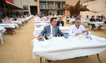 El alcalde de Valdepeñas y el consejero de Agricultura ponen en valor el vino y su promoción