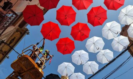 Valdepeñas abre sus paraguas este verano con diversos colores inspirados en la obra de Mondrian