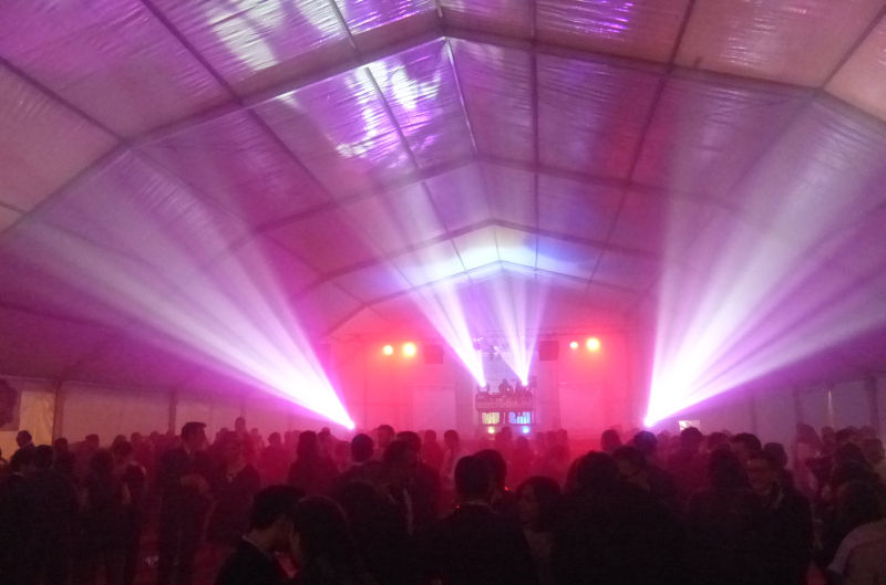 Música disco para estrenar el 2015 en la fiesta de Nochevieja de la carpa municipal