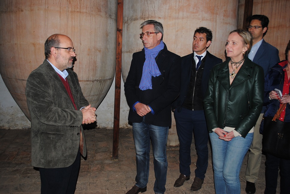 El alcalde acompañó a la Consejera de Empleo y Economía en su visita a la ‘ bodega de las estrellas ’