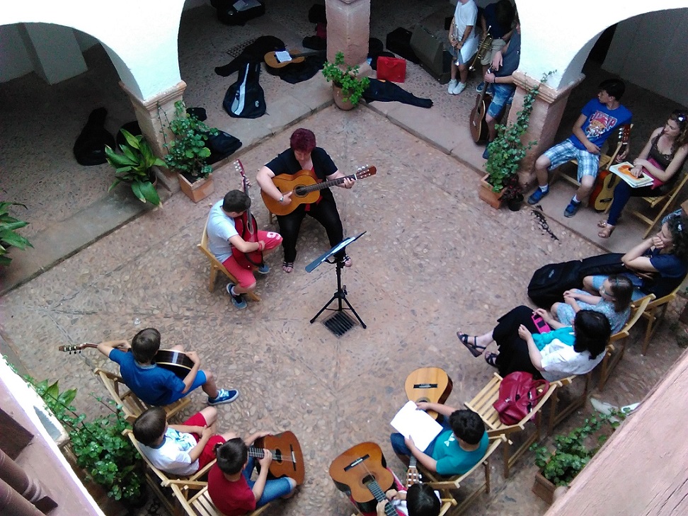 La Escuela de Música ‘Campo de Montiel’ celebra la audición de guitarra y trompeta en el singular espacio de la Casa de los Estudios