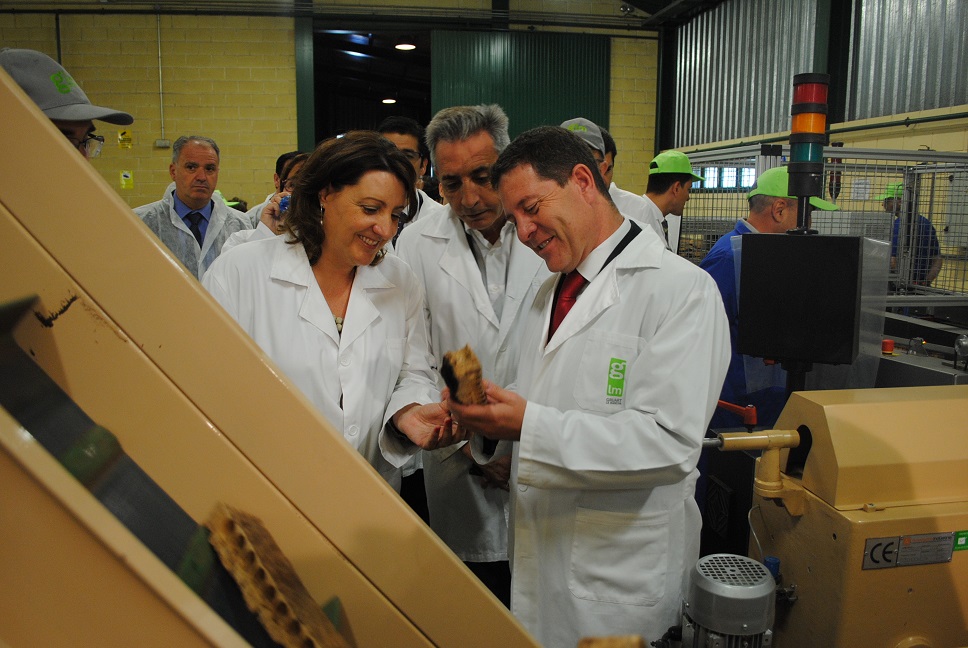 García-Page y Martín visitaron las instalaciones de la empresa valdepeñera Gruart La Mancha