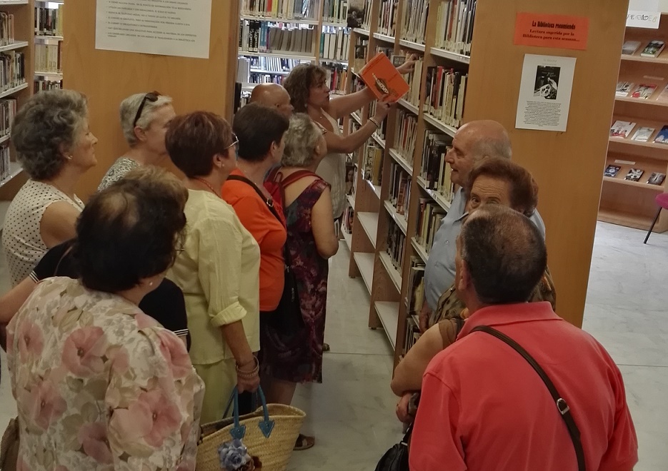 La Biblioteca Municipal ‘Ana de Castro’ recibe la visita de mayores y del colectivo gitano