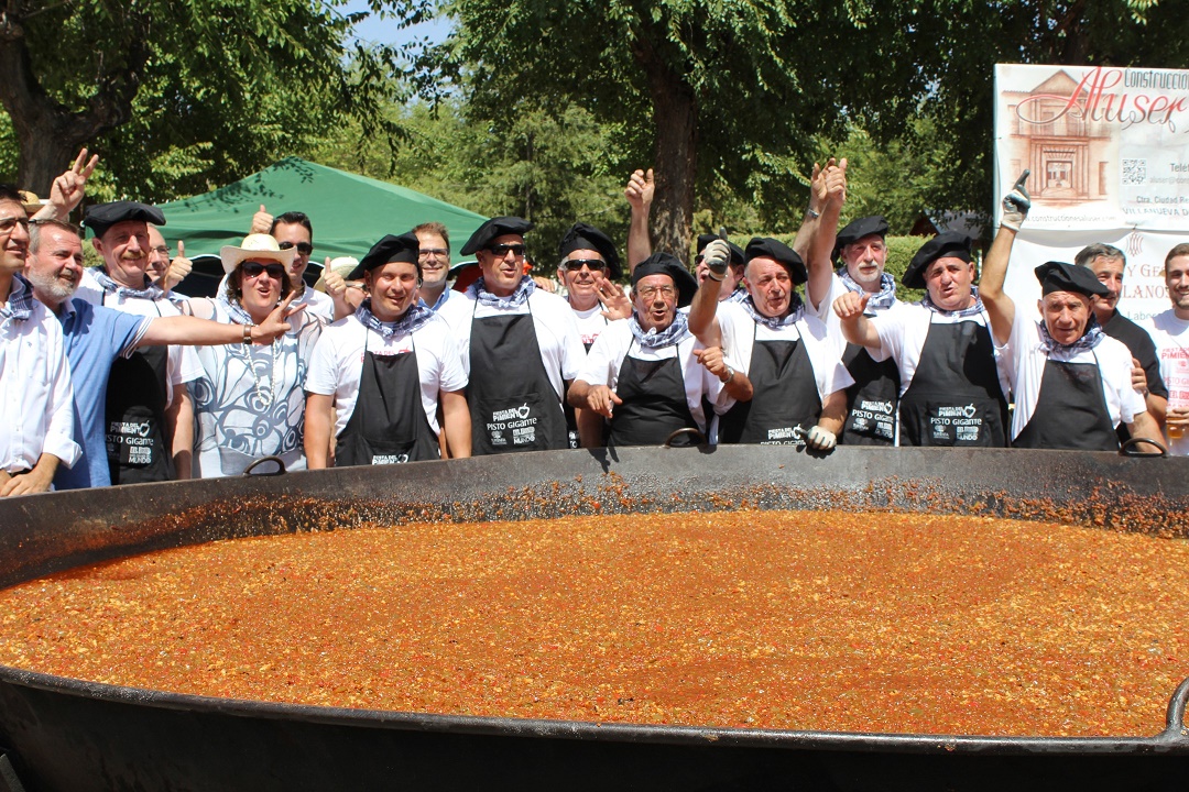 Cocineros tras conseguir el récord