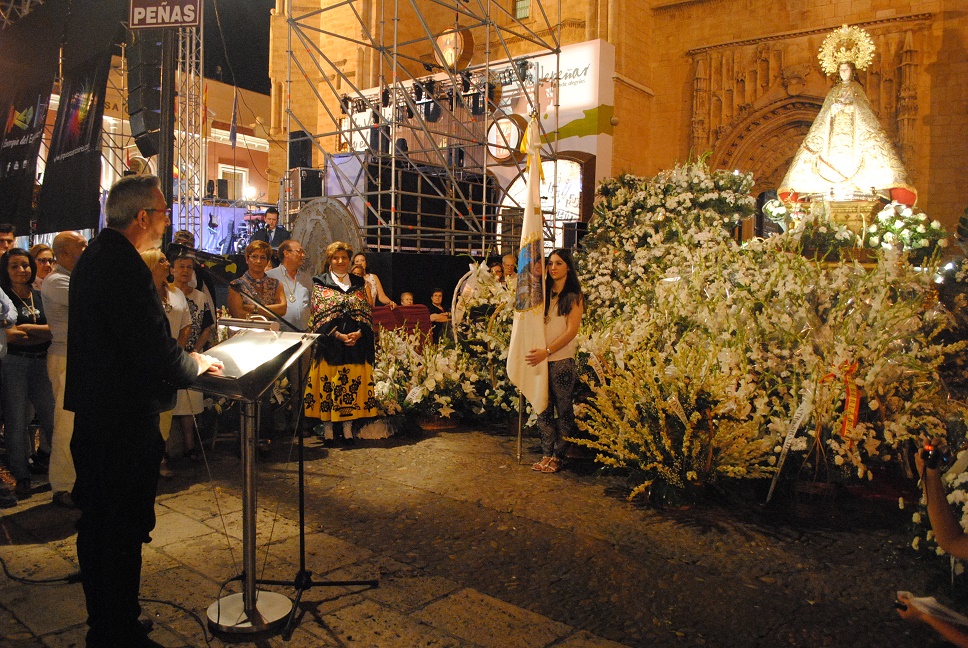 Multitudinaria ofrenda floral a la virgen de Consolación celebrada en la Plaza de España de Valdepeñas