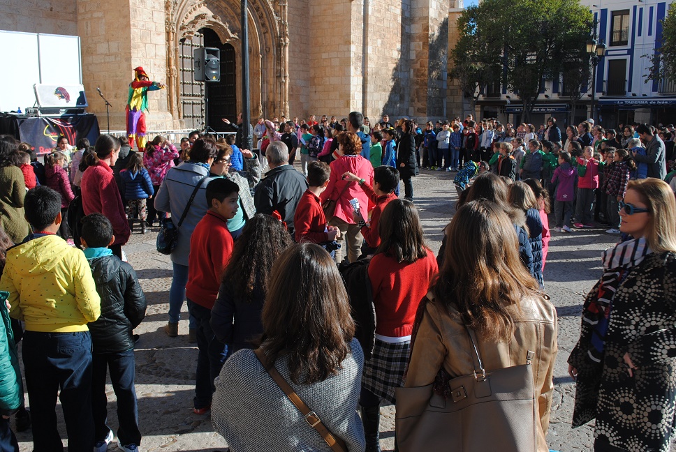 Más de 300 escolares celebraron en la Plaza de España de Valdepeñas el Día Internacional de los Derechos del Niño