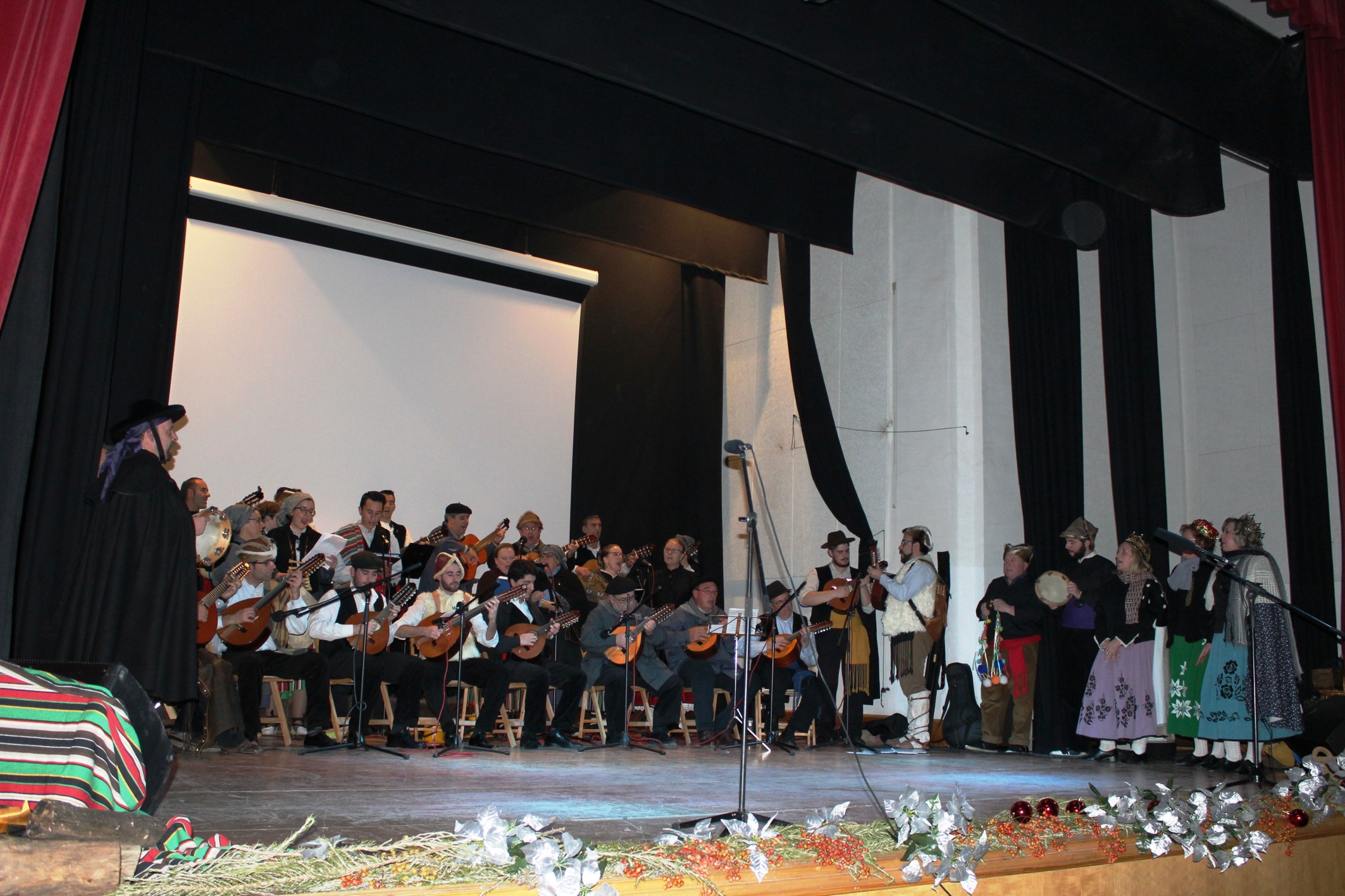 La Asociación ‘Cruz de Santiago’ felicita la Navidad con un concierto solidario y con su tradicional ‘zambombá’ en Villanueva de los Infantes