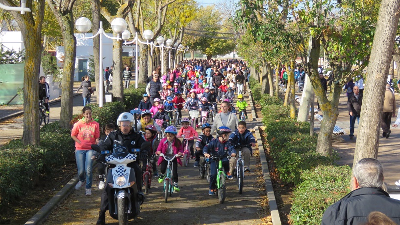 Grandes y pequeños tomaron las calles de Manzanares en bicicleta