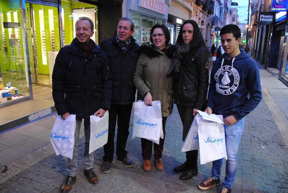 Los ganadores de ‘Valdepeñas te regala Navidad’ ya gastan sus 3.000 euros en compras