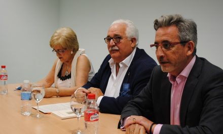El escritor Raúl Carbonell bucea entre las páginas de su novela ‘Tres libros sin amor’