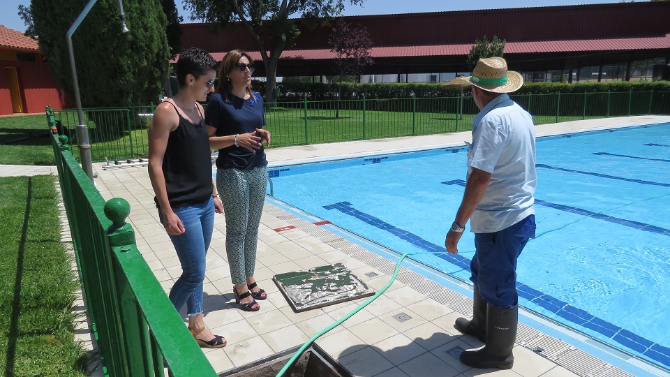 La piscina municipal de Manzanares estrena baldosas antideslizantes