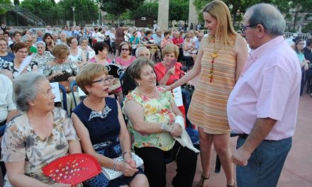Los mayores del Centro del Lucero celebran las Fiestas de San Juan en Valdepeñas