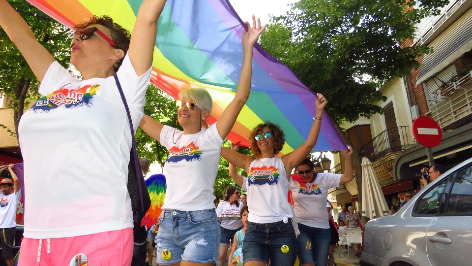 Manzanares se tiñe de color para reclamar el respeto a la diversidad