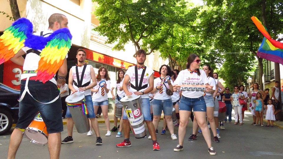 Manzanares se tiñe de color para reclamar el respeto a la diversidad