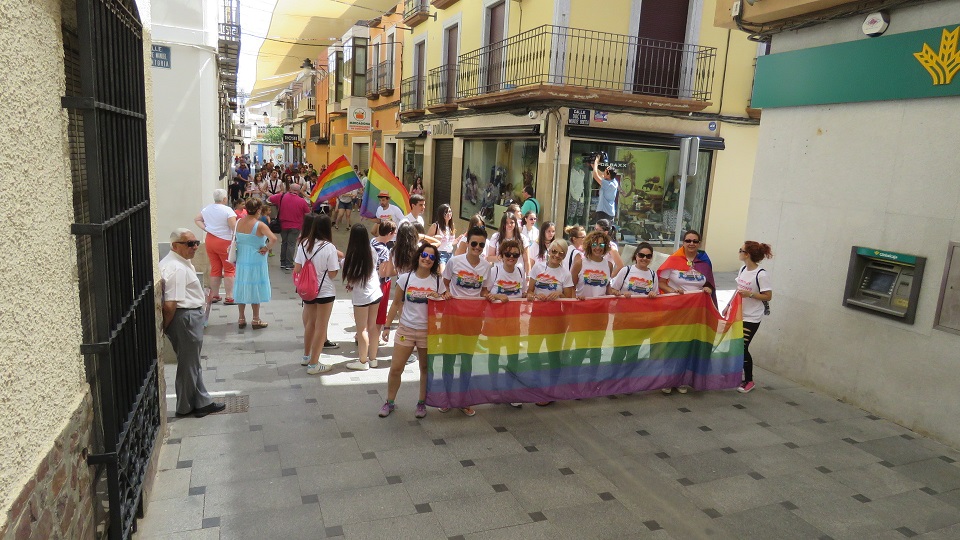 Manzanares se tiñe de color para reclamar el respeto a la diversidad