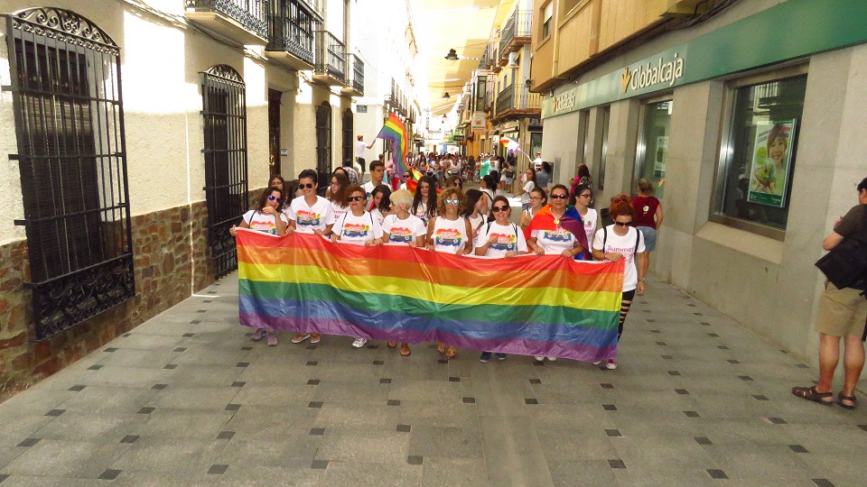 Manzanares se tiñe de color para reclamar el respeto a la diversidad