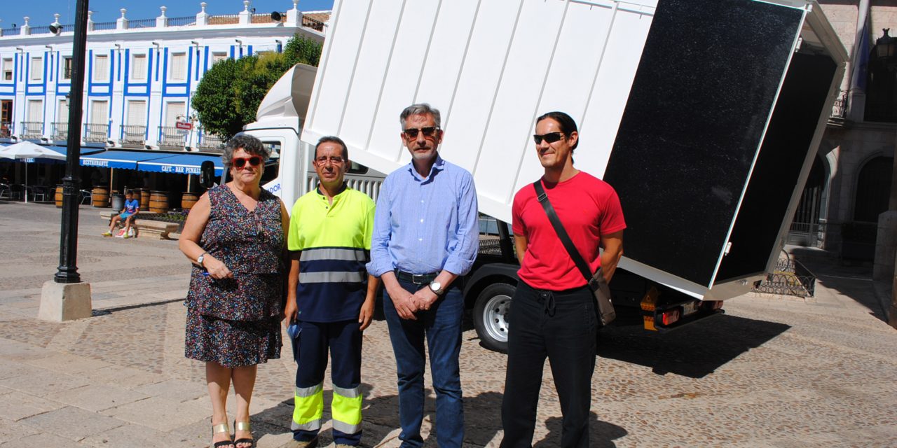 Medio Ambiente estrena un moderno vehículo para el Grupo Recuperador de papel y cartón