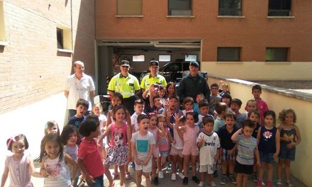 Niños y niñas de la Ludoteca conocen el trabajo que realiza la Guardia Civil