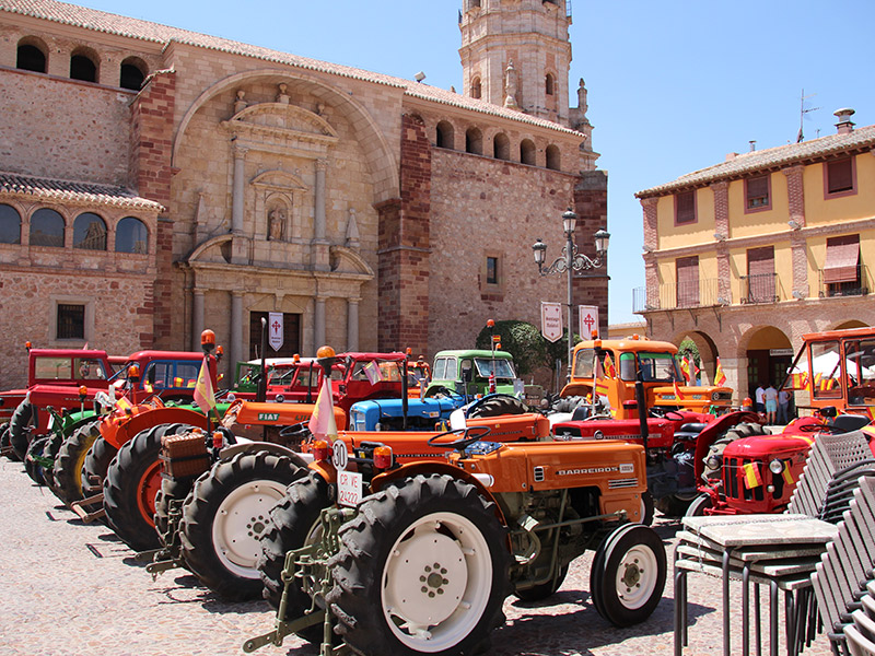 Una veintena de tractores antiguos tomaron la Plaza Mayor