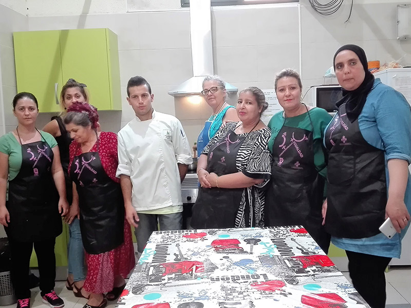 Diez mujeres de distintas nacionalidades aprenden cocina española