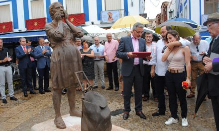 Valdepeñas rinde homenaje a todas las madres con una escultura de Julio López