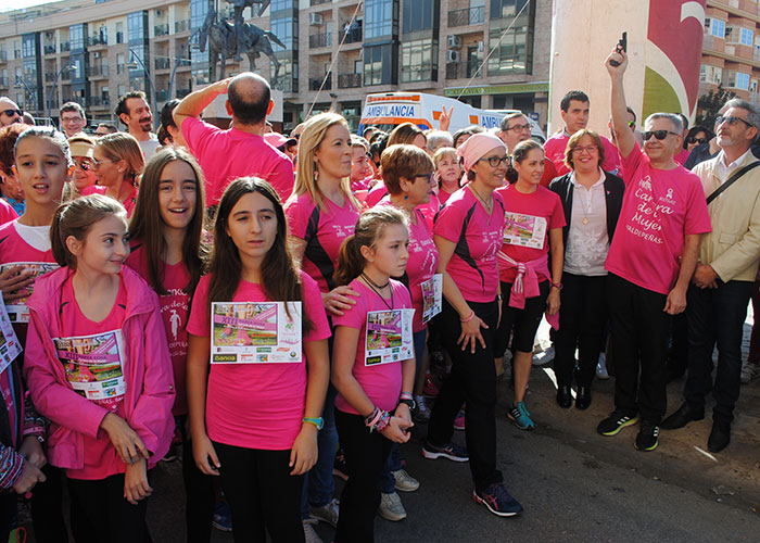 Cerca de 1.000 personas se han sumado en Valdepeñas a la “marea rosa” contra el cáncer de mama