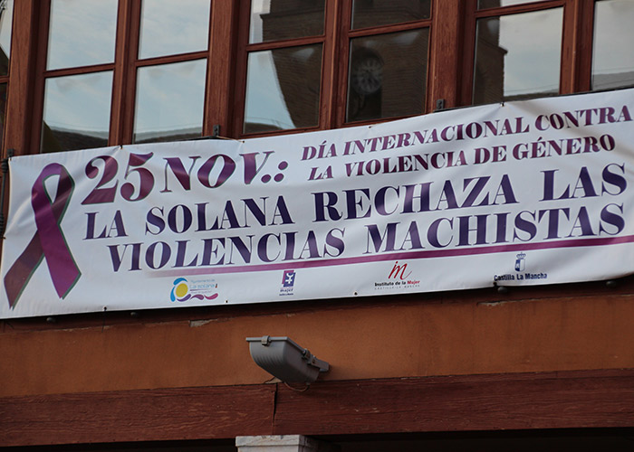 Concentración en la Plaza Mayor de La Solana con decenas de asociaciones