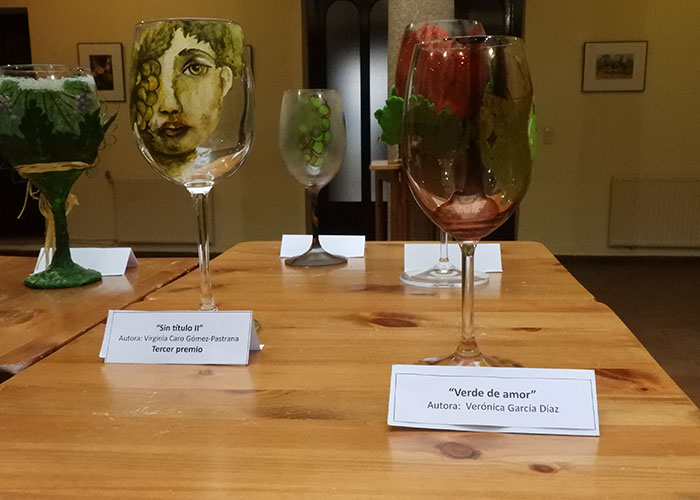 22 copas de diseño y 20 fotografías conforman la exposición de ‘Alma del Vino’