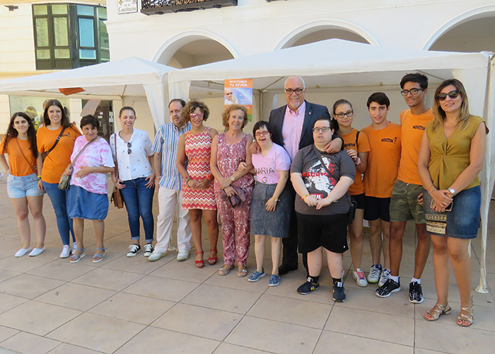 Un mercadillo solidario recauda fondos para la lucha contra el cáncer infantil