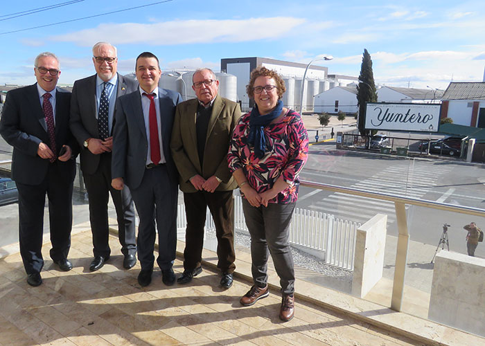 Julián Nieva vuelve a mostrar el apoyo del Ayuntamiento a Bodegas Yuntero