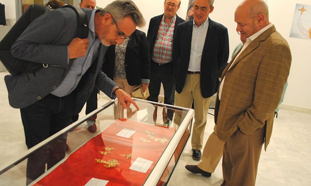 Jesús Martín inaugura en La Confianza la exposición ‘El Ajuar de la Reina’