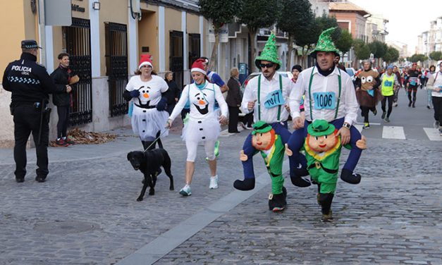 Mayores y pequeños corren por una buena causa y para celebrar el comienzo de la Navidad
