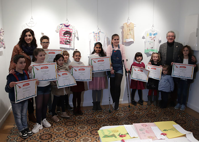 Los niños y niñas de Manzanares homenajean a Manuel Piña con sus obras de arte sobre textil