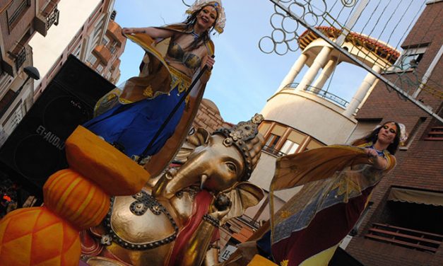 ‘La India…’ de Los Imprevistos deslumbra en el XXXIX Concurso Regional de Carrozas con Comparsa en Valdepeñas