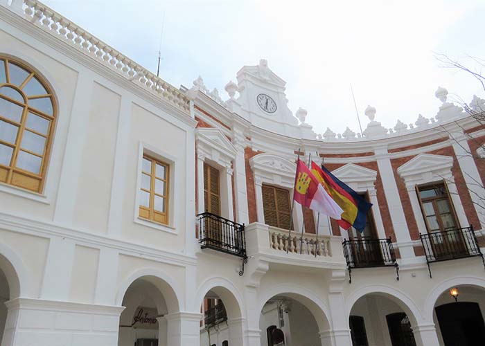El Ayuntamiento de Manzanares retoma su actividad a puerta cerrada